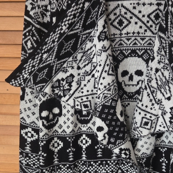 Torrid Black and White Skull Patterned Cardigan - Picture 3 of 4
